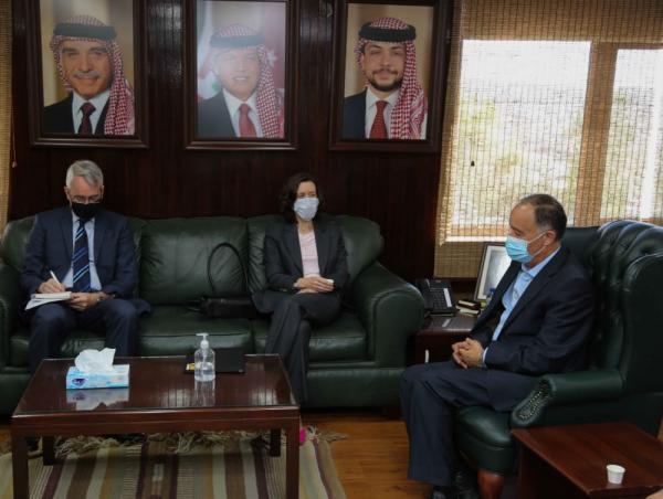 وزير المياه والري يستقبل السفيرة البريطانية لدى الاردن 