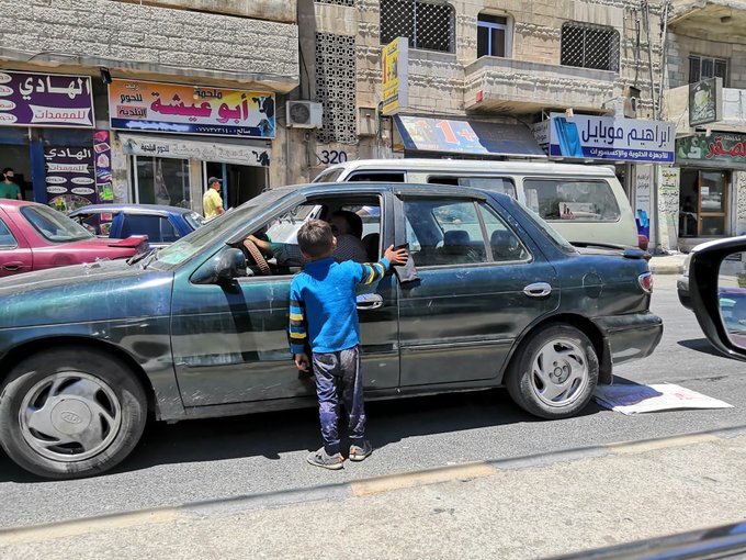 أطفال يتسولون بالبيع الوهمي على الإشارات ويعرضون حياتهم لخطر الدهس في مادبا