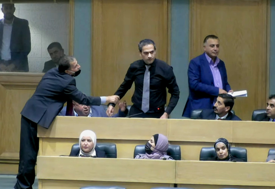 بعد مطالبة النائب خليل عطية بشطب المذكرة بحق العجارمة .. العجارمة لم يعتذر للنواب(فيديو وصور)