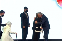 الملك يعانق جمو والبشير والحنيطي الحديد والعاص والاخيرة تغني على المنصة (صور)