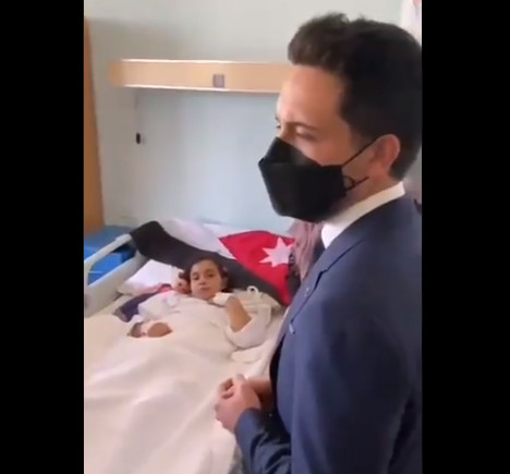 ولي العهد يطمئن على الطفلتين القادمتين من غزة للعلاج في مدينة الحسين الطبية (فيديو)