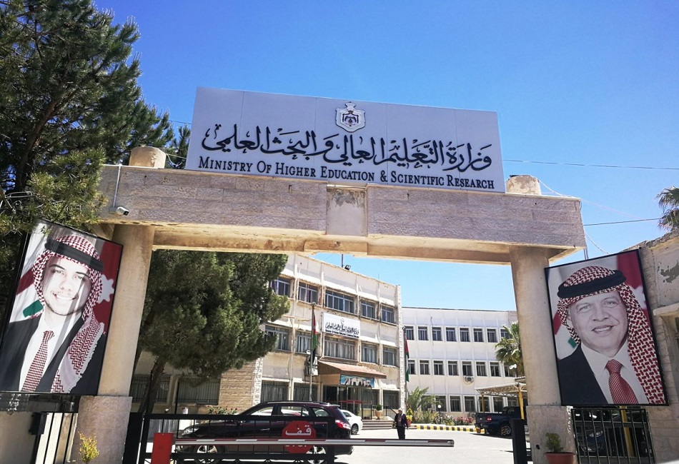 “التعليم العالي” تدعو مدرسين وطلبة لأخذ المطعوم