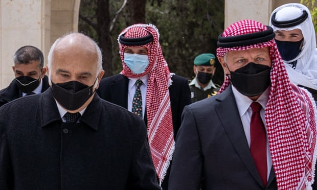 الجارديان: مقربون من الأمير حمزة سعوا للحصول على مبايعة من زعماء القبائل