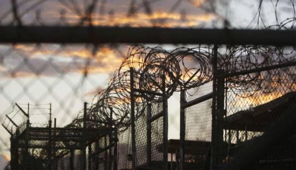 الأسرى الفلسطينيون يرجعون وجبة طعام احتجاجًا على وقف زيارات عائلاتهم