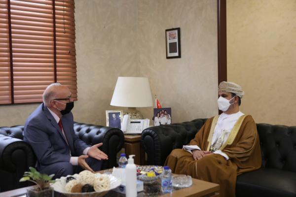 وزير الاشغال يستقبل السفير العماني