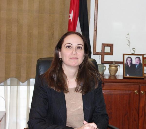 الوزيرة علي: نتحقق من تلقي اللقاح قبل دخول المواطنين لمنشآت عادت للعمل