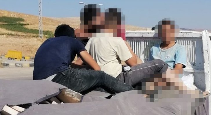وفاة شخص سقط من صندوق مركبة دهسا