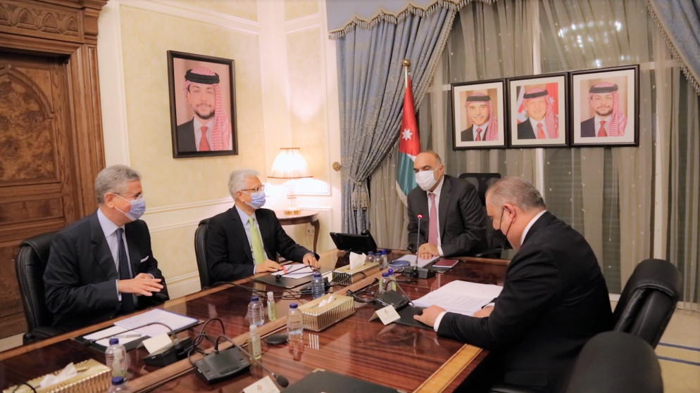 رئيس الوزراء يجري مباحثات مع وفد من البنك الدولي