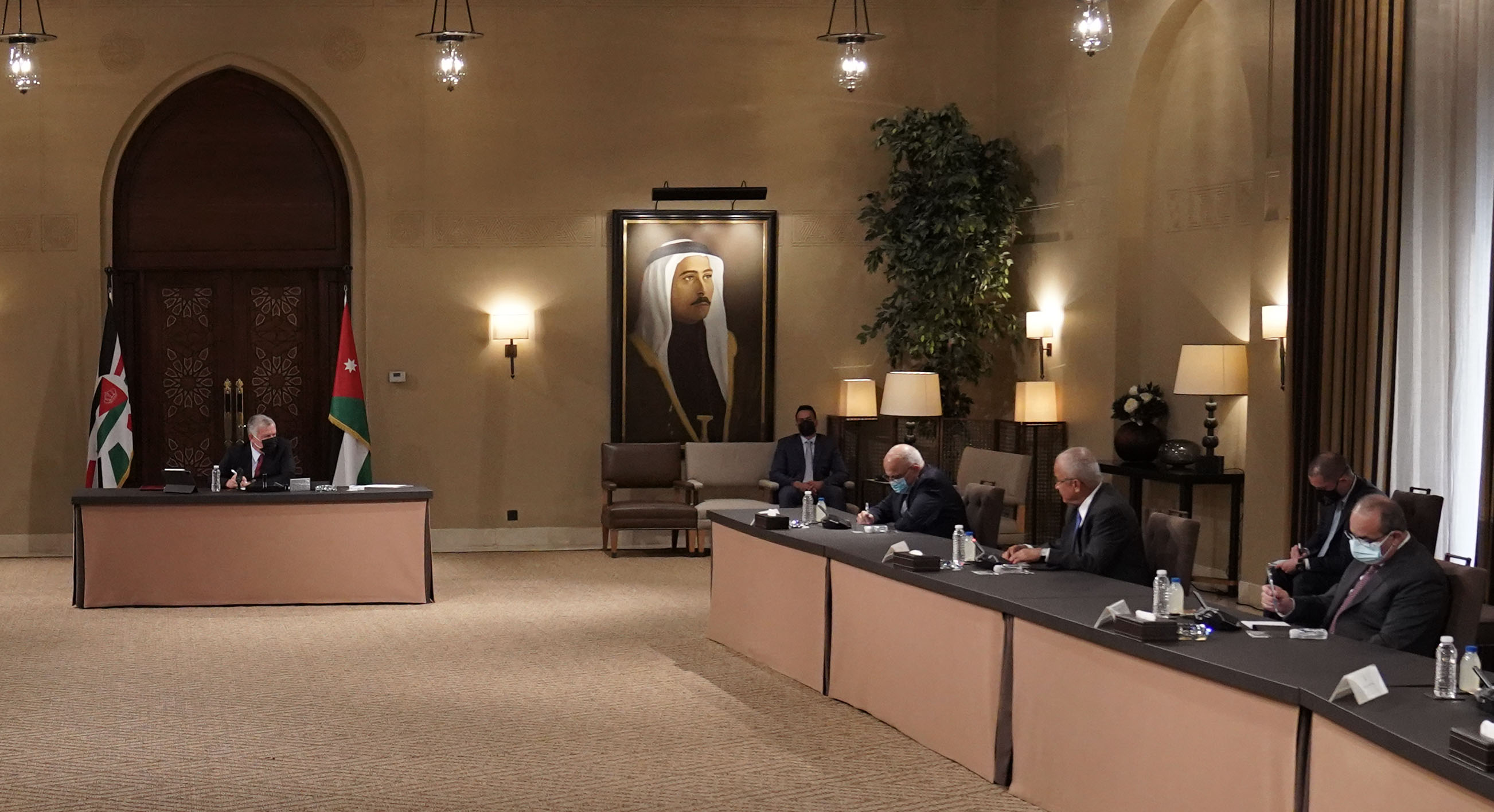 الملك يؤكد خلال لقائه شخصيات سياسية أن نجاح الأردن هو في جلوس الجميع على طاولة الحوار للعمل من أجل مصلحة الوطن