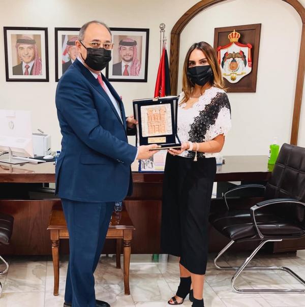 الحكومة تكرم "وهب الفرح" للحث على السعادة