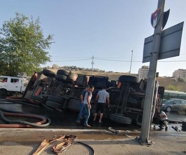 تدهور صهريج نضح واغلاق طريق في عبدون (صور)