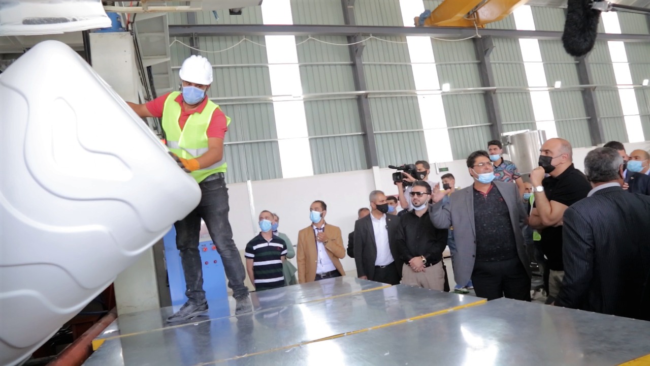 الخصاونة يزور مصنعاً للبلاستيك في منطقة الملك الحسين بن طلال التنموية التابعة لشركة تطوير المفرق.