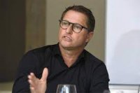 مدرب المنتخب الوطني لكرة القدم يؤكد اللعب بـ "طريقة هجومية" أمام الكويت