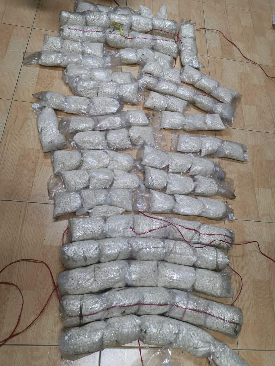 بالصور .. ضبط 150 ألف حبة مخدرة أُخفيت داخل مركبة شحن