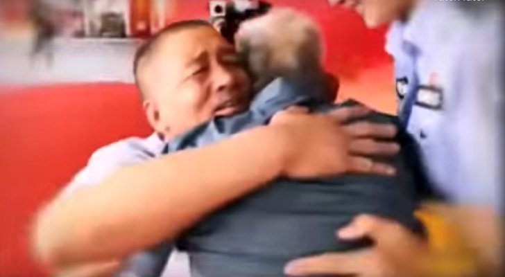 يلتقي والده بعد 58 عاماً من الاختطاف