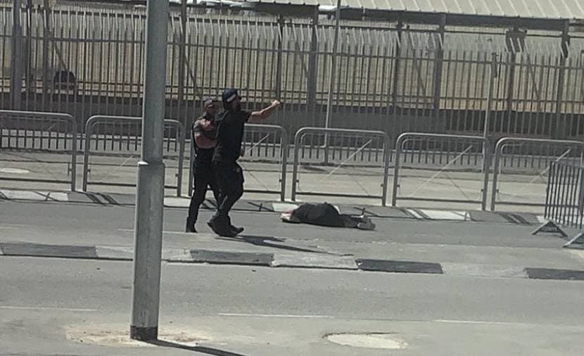 استشهاد فتاة فلسطينية عند معبر قلنديا برصاص المحتل في القدس .. فيديو