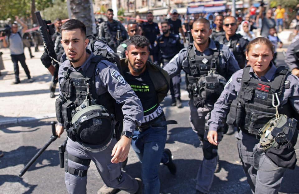 بالفيديو والصور ..الاحتلال الصهيوني يعتدي على الفلسطينيين في القدس المحتلة