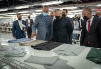 بالصور..الملك يزور مصنع البسة في المزار الشمالي