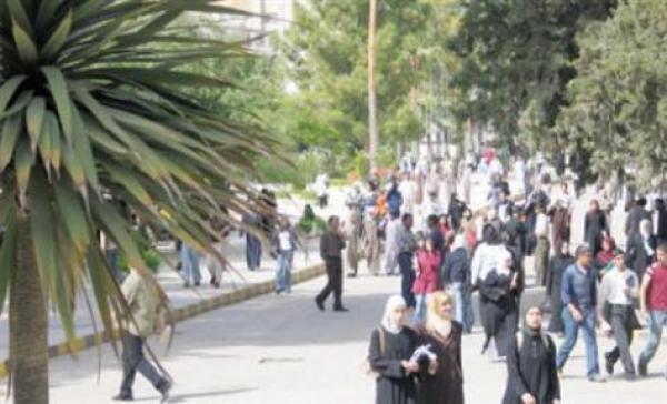 خبير اجتماعي يدعو الأهل لمتابعة دراسة طلبة الجامعات