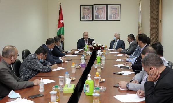 العودات: اجتماع لدعم الصحف الورقية