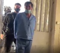 بالصور والفيديو .. تسريب صورة لباسم عوض الله والشريف حسن  وهو يستعد لأولى جلسات المحاكمة أمام محكمة أمن الدولة