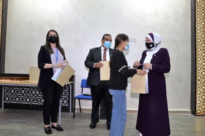 270 جهاز لوحي مزود بالإنترنت لعدد من طلبة المدارس الحكومية