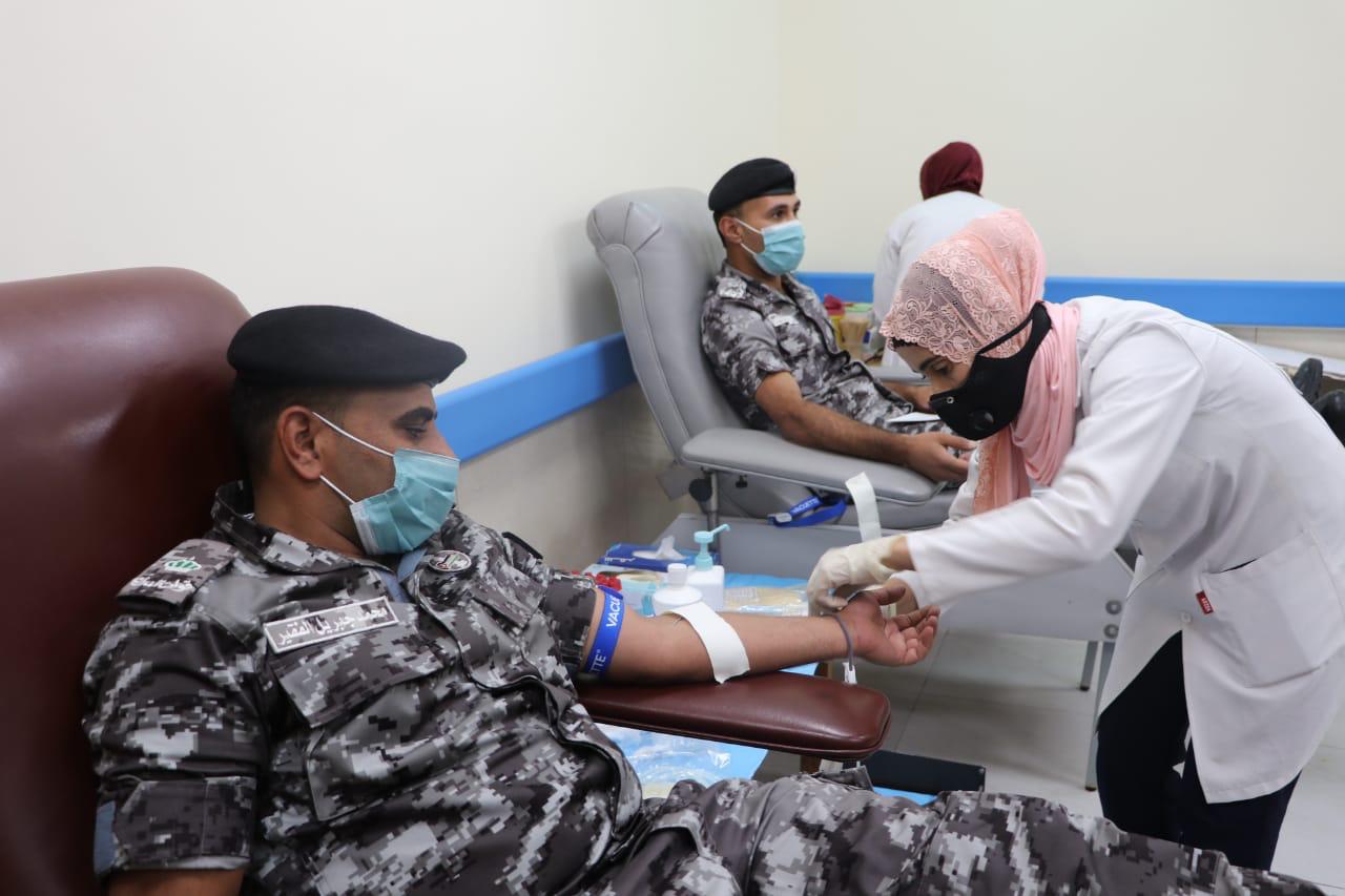 درك مؤاب ينفذ حملة للتبرع بالدم، لصالح مستشفى غور الصافي (صور)