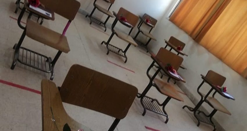 استقبال طلبة التوجيهي بالورد والحلوى