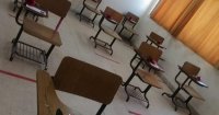 استقبال طلبة التوجيهي بالورد والحلوى