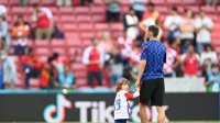 لاعب يتخلى عن ملابسه في الملعب من أجل الجمهور بكأس أوروبا