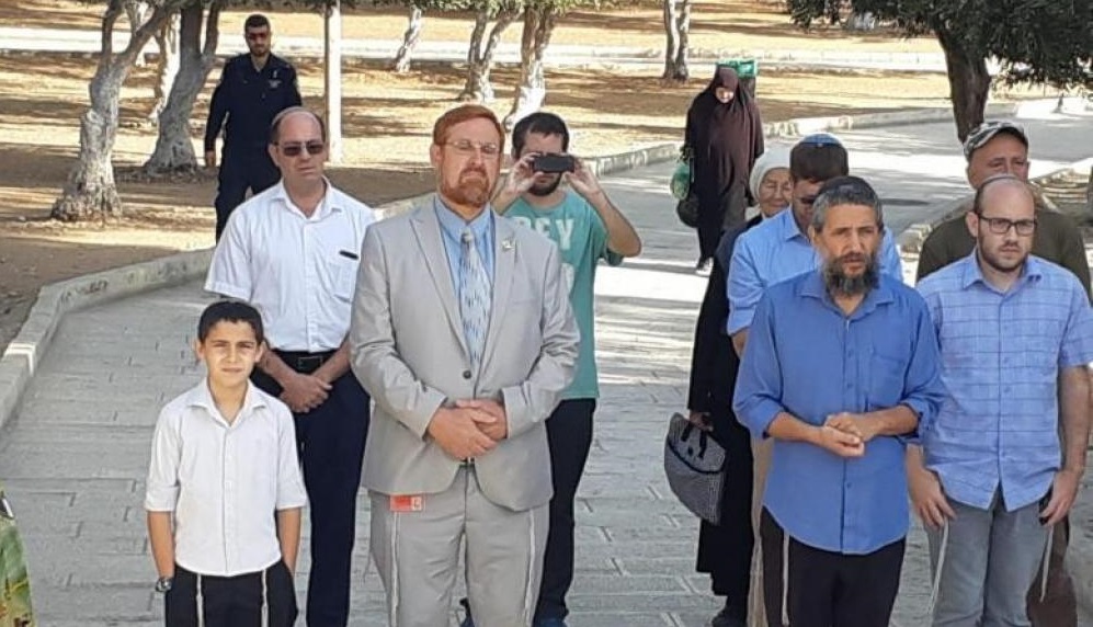 الحاخام المتطرف غليك يقود المستوطنين في اقتحام الاقصى