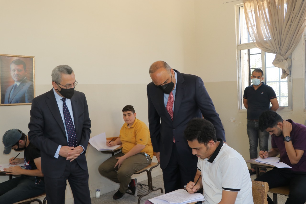 الخصاونة يتفقد طلبة التوجيهي (صور)