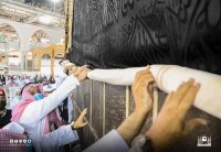 رفع الجزء السفلي من كسوة الكعبة استعدادا للحج (فيديو)