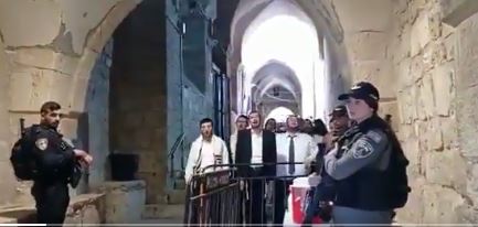 مستوطنون يقتحمون ساحات "الأقصى" بحراسة شرطة الاحتلال- فيديو