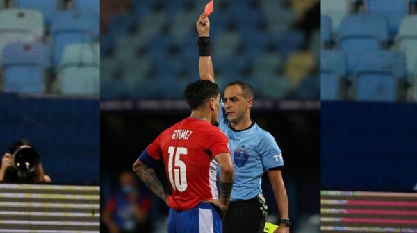 لاعب يتهجم على الحكم بعد قرار مثير للجدل في كوبا أمريكا (فيديو)