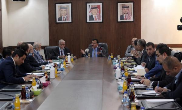 مشتركة نيابية تواصل مناقشة "البلديات واللامركزية"