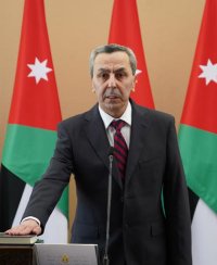 ابو قديس يطمئن على طالبة قدمت امتحاناً بعد ساعات من وضعها لمولودها