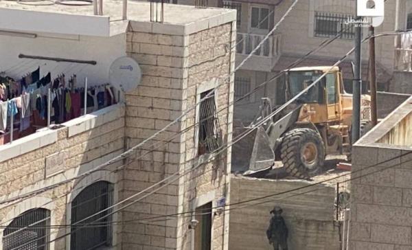 الاحتلال يهدم مدرسة في بلدة عناتا بالقدس