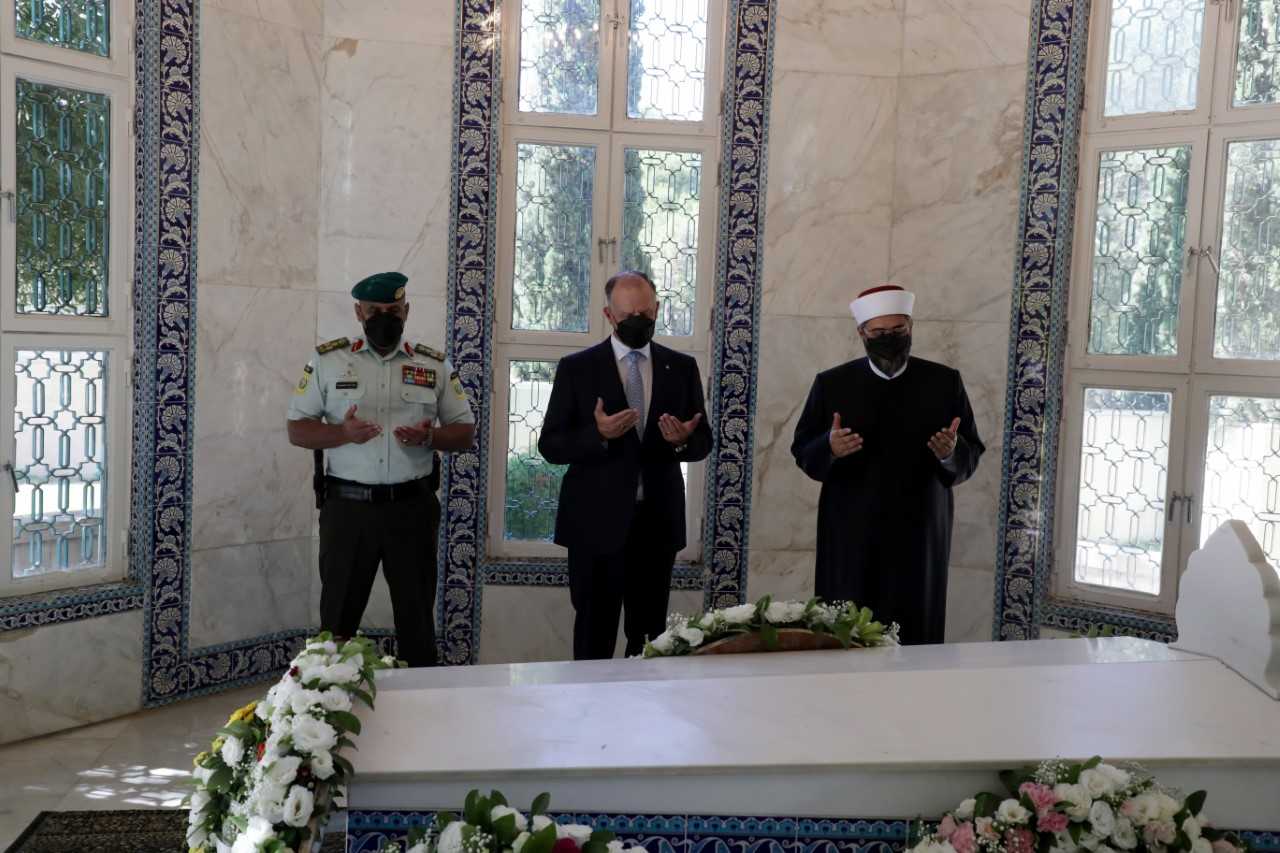 نائب الملك يزور ضريح الملك طلال بن عبدالله