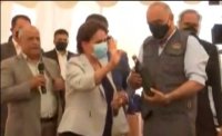 زواتي تهدي الخصاونة زجاجة نفط