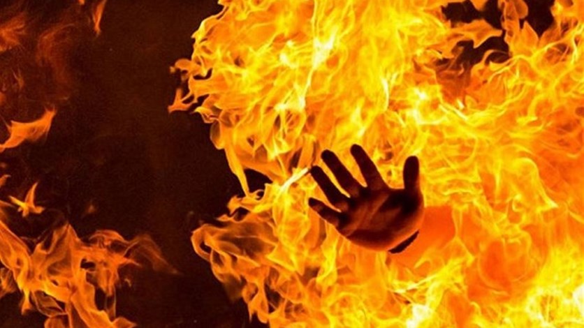 جريمة مروعة .. شقيقان يحرقان والد صديقهما حياً حتى الموت (تفاصيل)