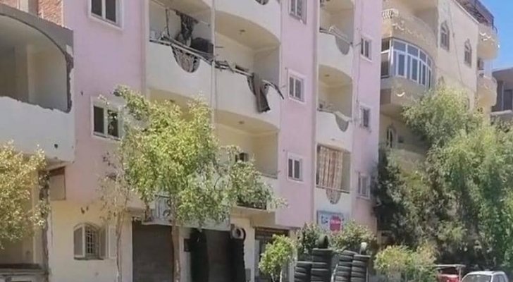 حادثة غامضة تثير هلعا .. العثور على جثة سيدة متحللة وطفلتها بجانبها على قيد الحياة