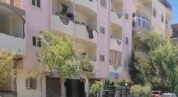 حادثة غامضة تثير هلعا .. العثور على جثة سيدة متحللة وطفلتها بجانبها على قيد الحياة