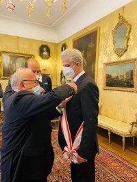 السفير الأردني خوري يتسلم وسام الصليب الأكبر من الطبقة العليا
