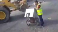 على نفقته الخاصة .. الشواربة يعوض مالك عربة تم تحطيمها بالسوق المركزي