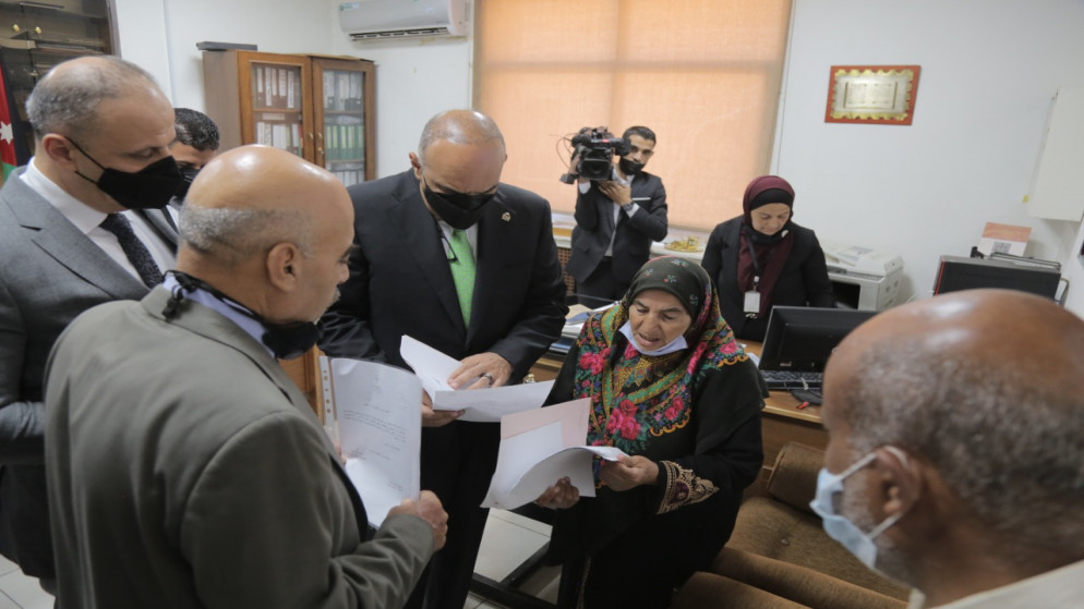 رئيس الوزراء يؤكد على ضرورة تسريع إنجاز المعاملات في دائرة الأراضي والمساحة