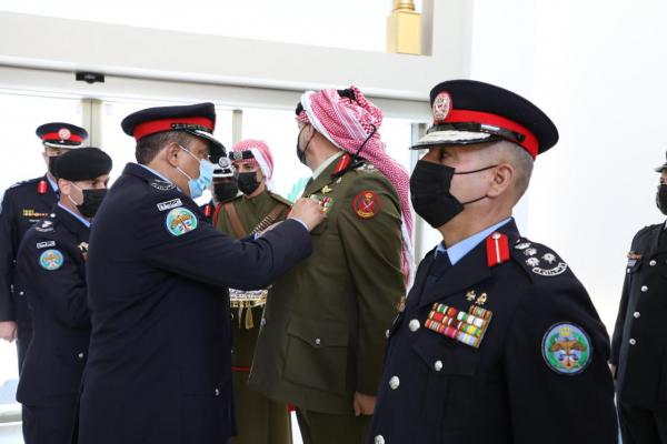 مندوبا عن الملك .. مدير الأمن يقلد ميدالية مئوية الدولة لضباط وضباط صف (صور)