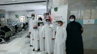 أبناء مطوّف سعودي توفي بكورونا يخدمون الحجاج تنفيذا لوصيته