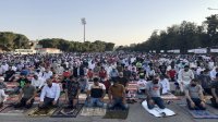 مصلون يؤدون صلاة العيد وسط التزامهم بالإجراءات الصحية (صور)