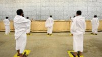 الحجاج يرمون جمرة العقبة الكبرى بأول أيام عيد الأضحى